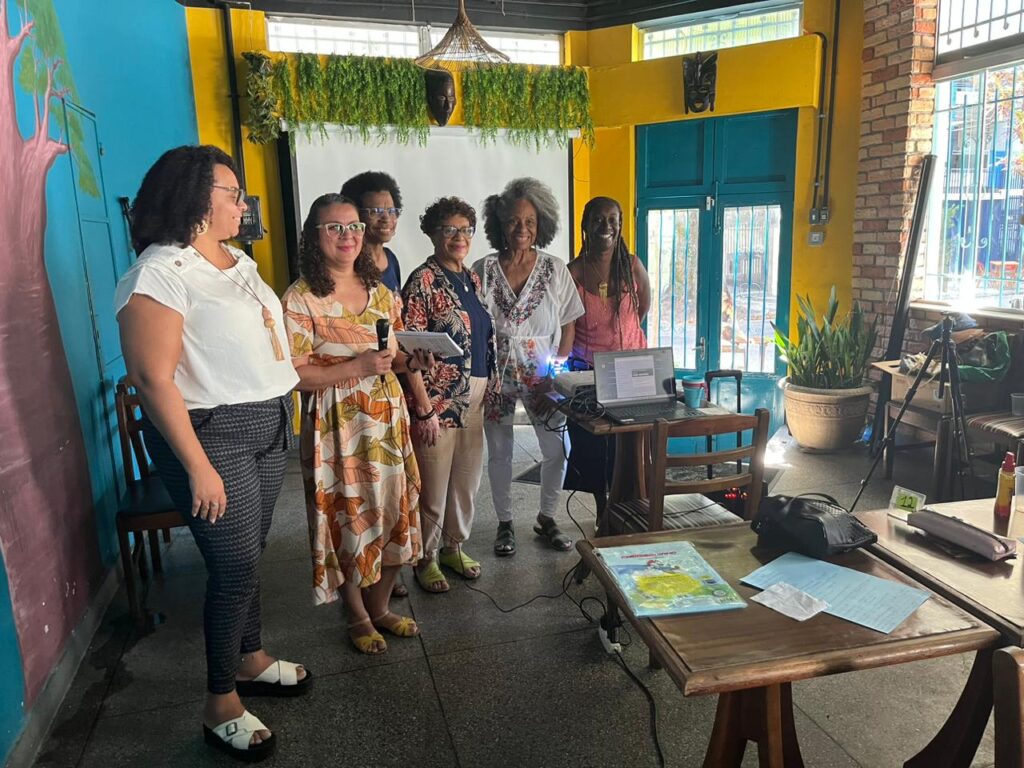 Grupo de mulheres da oficina.